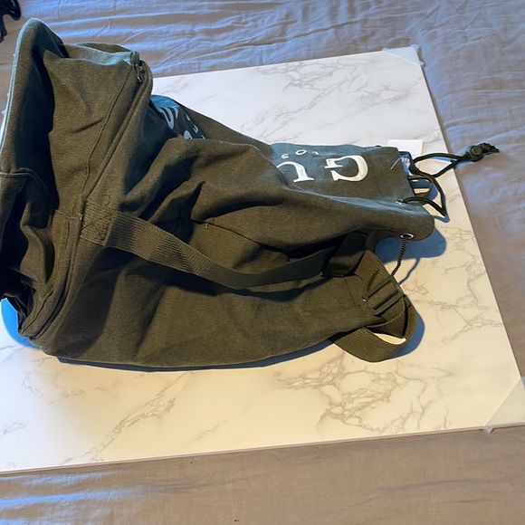 - Guess duffle travel bag - Picture 4 of 5